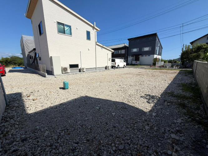 「建築条件なし・約52坪」高知市大津乙　売地の外観|南側道路への接道幅は10ｍ☆建築条件なしの分譲地です♪
