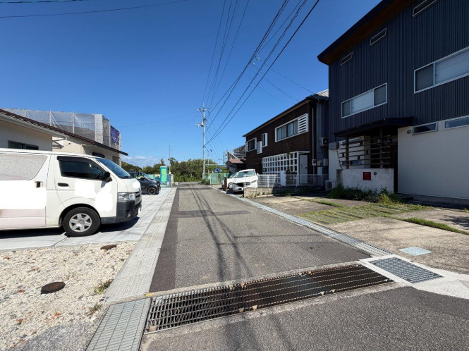 「建築条件なし・約52坪」高知市大津乙　売地の前面道路含む現地写真|南側道路への接道幅は10ｍ☆建築条件なしの分譲地です♪