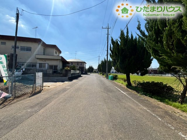 鴻巣市生出塚　第2期　新築戸建　クライン　01の前面道路含む現地写真