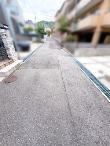 西岡本4丁目　中古戸建の前面道路含む現地写真