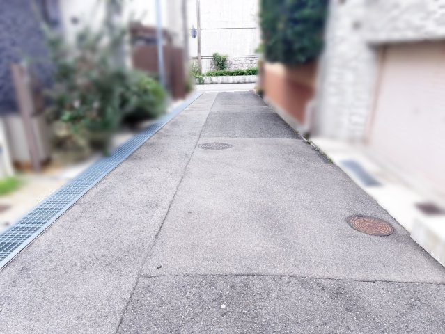 西岡本4丁目　中古戸建の前面道路含む現地写真