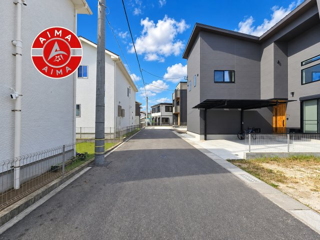 福岡市南区曰佐1丁目第1-5棟（5号棟）の前面道路含む現地写真|前面道路は閑静な住宅地をはしる車通りの少ない道路。お車の出し入れが苦手なママや小さなお子様にも安心ですね。しっかり舗装もされているので、ベビーカーや自転車で通っても快適に通行できます。