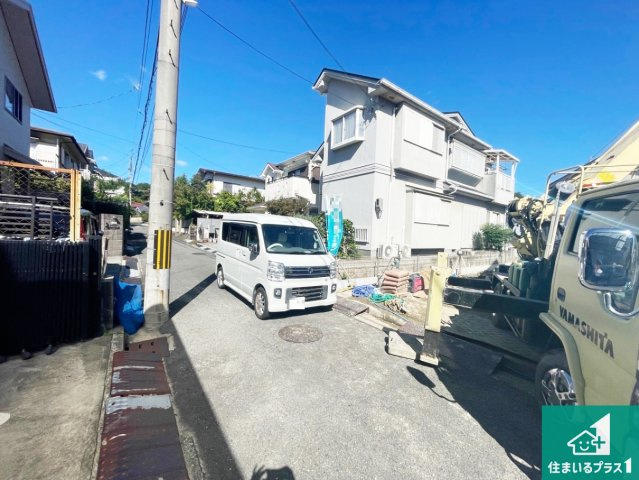 ■高槻市真上町　第1期　新築一戸建ての前面道路含む現地写真|周辺は閑静な住宅街です。前面道路もしっかりと有りますので車の出し入れも安心ですよ！