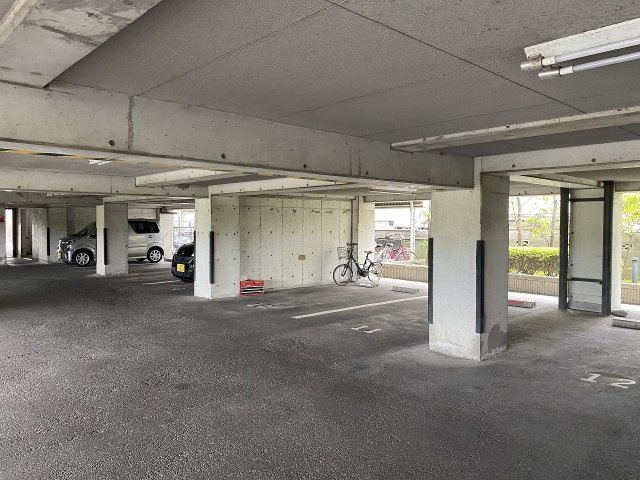 西田ハイツパートⅡの駐車場