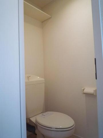 ルミエールＳのトイレ|★トイレは上部に棚があり便利★