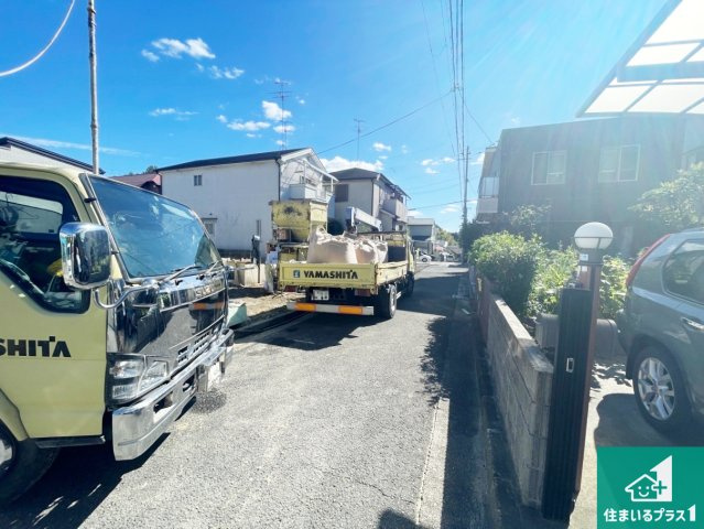 ■高槻市真上町　第1期　新築一戸建ての前面道路含む現地写真|周辺は閑静な住宅街です。前面道路もしっかりと有りますので車の出し入れも安心ですよ！
