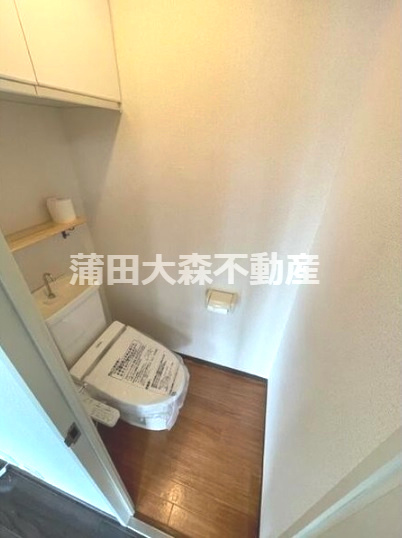 エヴェナール南六郷のトイレ|棚収納と温水洗浄便座付きのトイレ