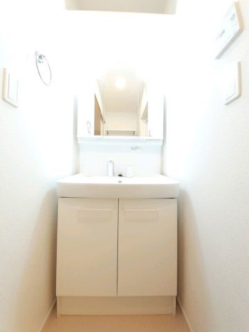 リヨン　Ａの洗面所|脱衣スペースもあります