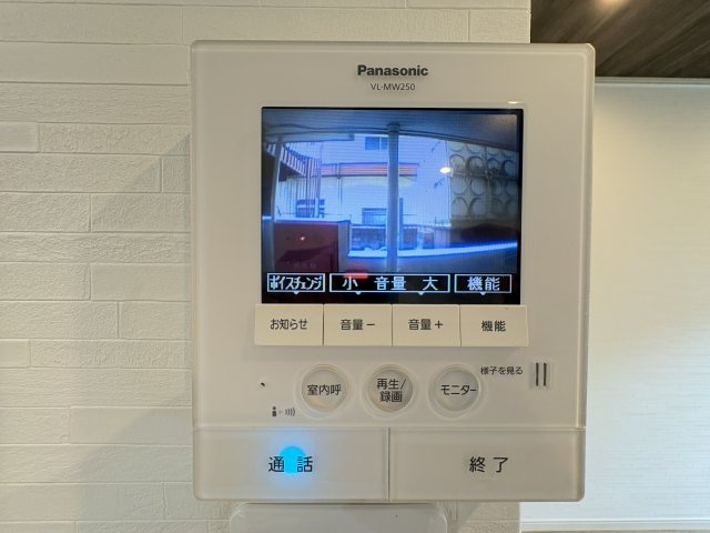 サンライフ砂津の防犯設備|モニター付きインターフォン完備！来訪者を室内から確認できる安心の設備です♪