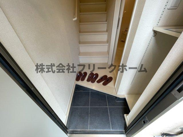 武蔵野市中町３丁目のアパートの玄関