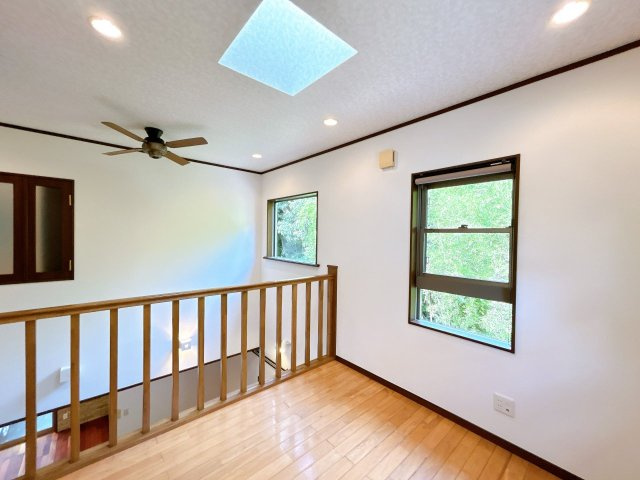 宇部市開２丁目　戸建てのその他|階段を上がって東側にあるフリースペースです。天窓があり、窓を開ければ風通しが良いので洗濯物を干すスペースとしてもお使い頂けます。