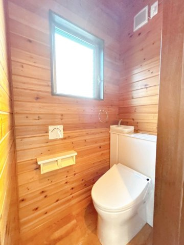 宇部市開２丁目　戸建てのトイレ|2Fのトイレはクリーニング済です。