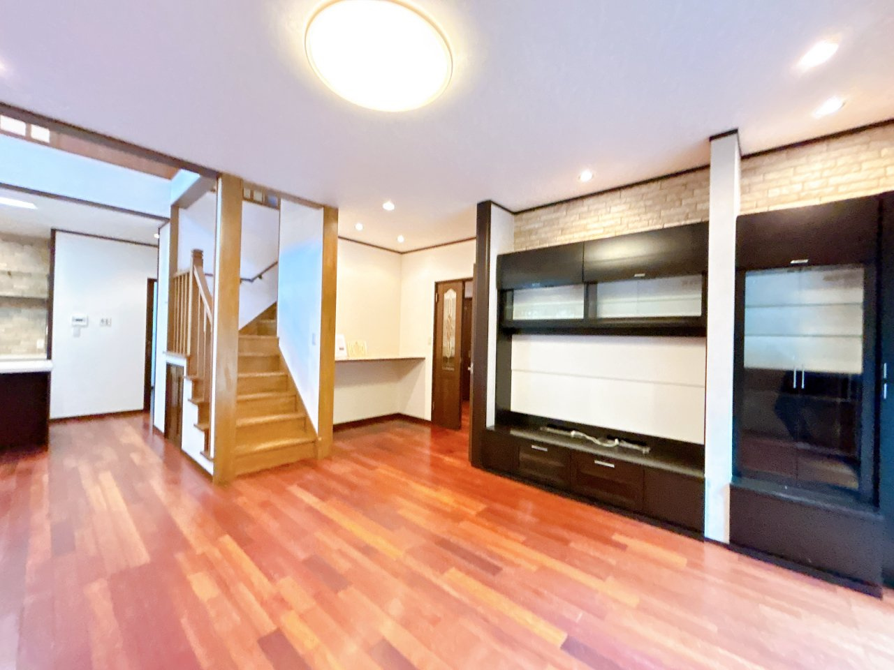 宇部市開２丁目　戸建ての居間・リビング|23.5帖の広々LDKです。備え付けのTVボードがあります。