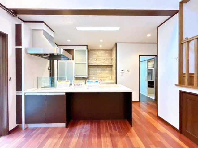 宇部市開２丁目　戸建てのキッチン|カウンターキッチンはクリーニング済です。IH対応のキッチンです。