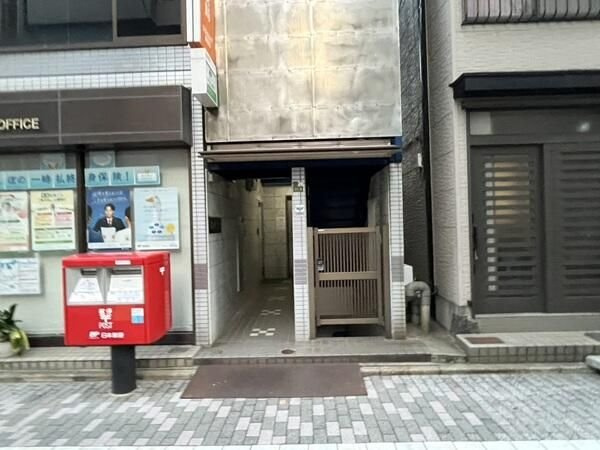 菊地ビルのエントランス