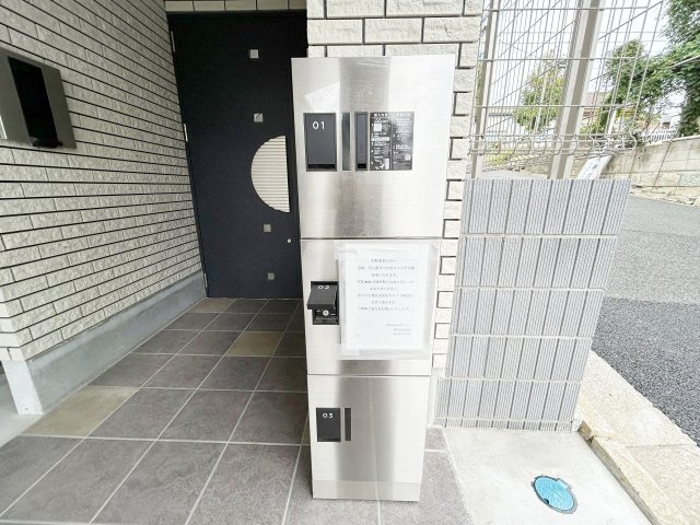 千葉市中央区松波４丁目の賃貸マンションのエントランス