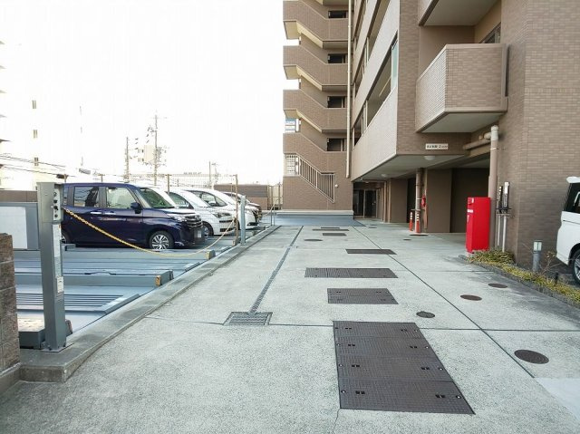 ポレスター津偕楽公園　302の駐車場|駐車スペースもあります