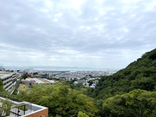芦屋山手町ハウスの展望|バルコニーからの眺望。芦屋市街と山の緑が臨めます。