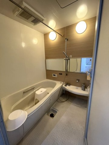 芦屋山手町ハウスの浴室|浴槽は大きく、ゆったりとくつろいでいただけます。