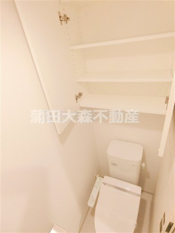 ブライズ下丸子のトイレ|棚収納と温水洗浄便座付のトイレ