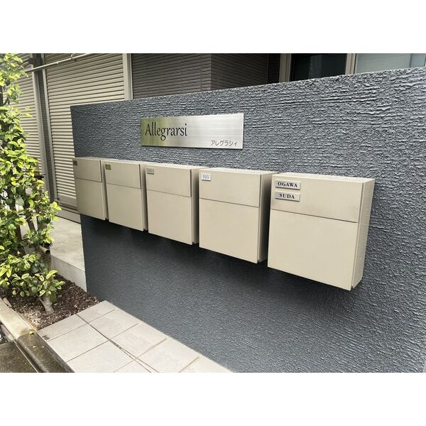 アレグラシィ のエントランス|落ち着いたエントランスです