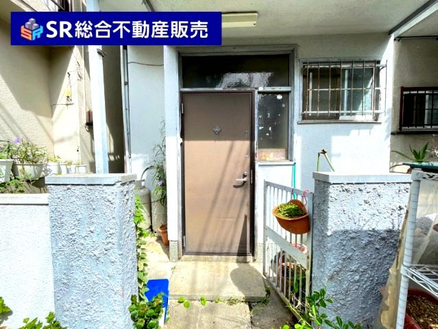 中石切町5丁目中古戸建の玄関|東大阪市に密着した当社では、多種多様な不動産をご紹介することが可能です。
投資向け物件は弊社にお任せ下さいませ。