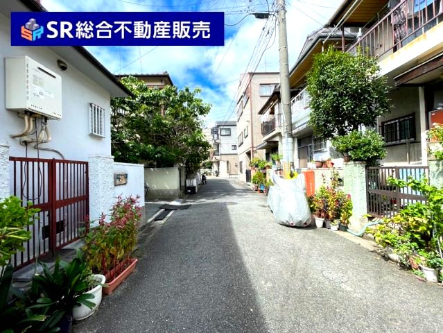 中石切町5丁目中古戸建の前面道路含む現地写真|また、その後の賃貸管理や入居者お部屋付けや全てをサポートさせて頂きます。
もちろん、リフォーム費用も圧倒的価格でオーナー様の支出を削減致します。
