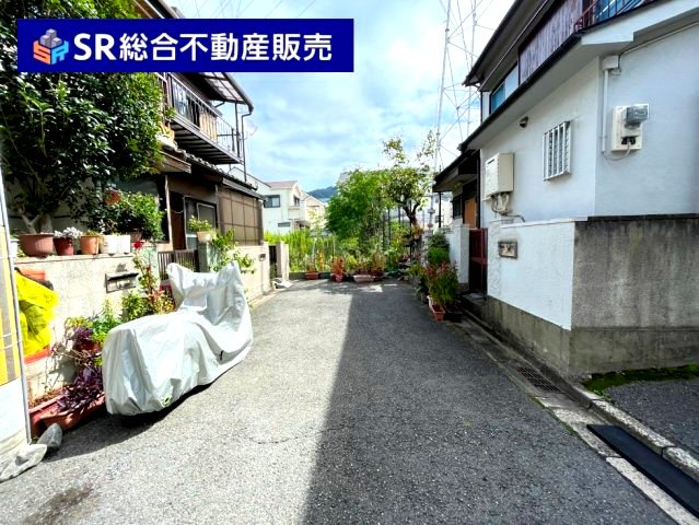 中石切町5丁目中古戸建の前面道路含む現地写真|当日予約も大歓迎です！土日祝、雨の日やお子様連れのお客様の送迎も可能ですのでお気になさらずお問合せ下さい。お仕事終わりのお時間にも柔軟に対応致しますのでお気軽にお申し付け下さいませ。