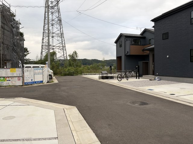 青梅今寺の前面道路含む現地写真|車どおりの少ない前面道路です。運転が苦手な方も安心して駐車できます。
