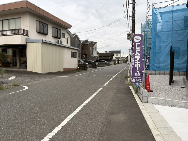 青梅今寺の前面道路含む現地写真|前面道路は幅員にゆとりがあり車庫入れもスムーズ。見通しが良く防犯面も安心です。
