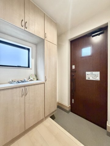 青梅今寺の玄関|明るく清潔感のある玄関スペース。充実した収納で靴をすっきりと整理できます。
