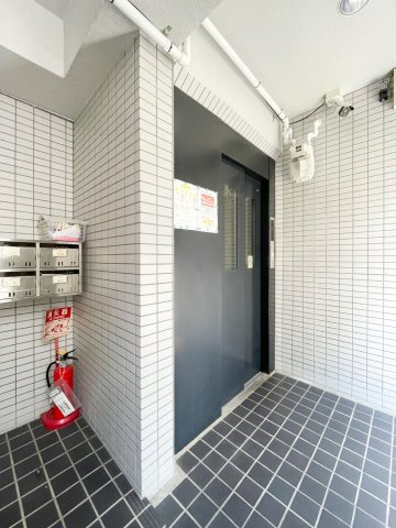二宮町パークビルのエントランス