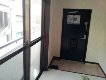 二宮町パークビルの玄関