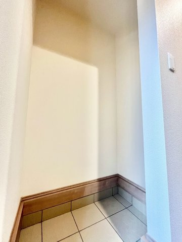 【仲介手数料無料】ふじみ野市南台２丁目の収納|靴やアウトドア用品、ベビーカーなどをまとめて置ける土間収納。玄関まわりが散らからず、汚れ物も気兼ねなく収納できる便利なスペースで、毎日の出入りがスムーズになります。