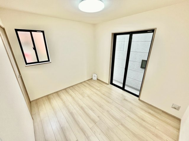 【仲介手数料無料】ふじみ野市南台２丁目の洋室|全ての居室に収納を備えた、スッキリ暮らせる空間設計。衣類や季節の家電、思い出の品も部屋ごとに整理でき、居住スペースを広く使えます。散らかりにくく掃除も快適で、家族みんなが過ごしやすい住まいです。