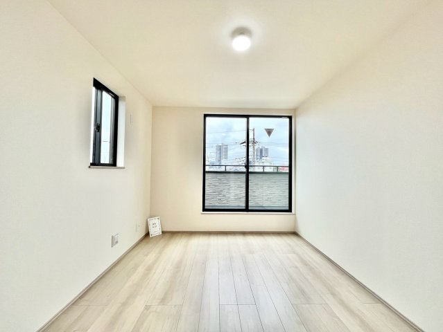 【仲介手数料無料】ふじみ野市南台２丁目の洋室|バルコニーに出られる居室は、外の光と風をすぐに取り込める心地よい空間。開放感があり、気分転換もしやすいのが魅力。室内と屋外をつなぐ、暮らしにゆとりを生む便利な一部屋です。