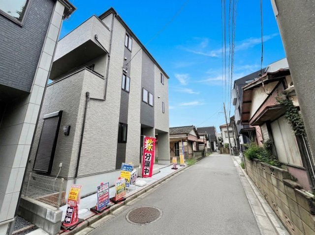 【仲介手数料無料】ふじみ野市南台２丁目の前面道路含む現地写真|前面道路は幅6mとゆとりがあり、車のすれ違いや庫入れもスムーズ。大きな荷物の搬入も快適です。見通しが良く日当たりや風通しも良好で、車を所有するご家族にも安心・開放的な住環境を叶えます。