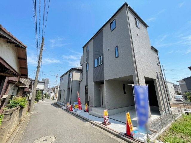 【仲介手数料無料】ふじみ野市南台２丁目の外観|洗練された雰囲気を演出する黒のサイディング。外観のアクセントとして取り入れることで全体がギュッと引き締まり、現代的でスタイリッシュな印象を与えます。住まいの個性を上品に引き立てるデザインです。