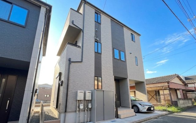 【仲介手数料無料】ふじみ野市南台２丁目の外観|愛車を安心して保管できる専用の駐車スペースを1台分確保。敷地内に駐車場があるため、雨の日の買い物や小さなお子様を連れてのお出かけも、移動がスムーズでストレスフリーに過ごせます。