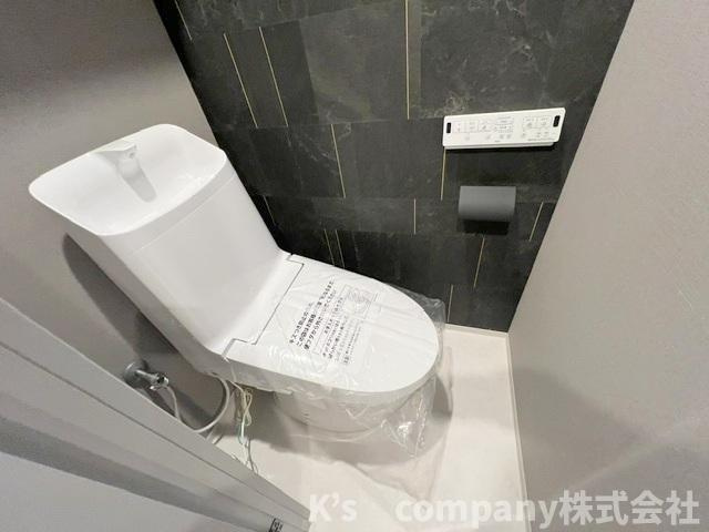 ●藤沢市辻堂太平台2丁目　藤沢太平台ハイツ2号棟のトイレ|アクセントクロスが奥行きを感じさせてくれる落ち着きのある空間☆