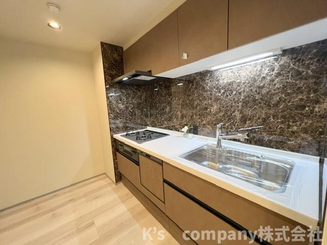 ●藤沢市辻堂太平台2丁目　藤沢太平台ハイツ2号棟のキッチン|キッチンスペース◇後方には食器棚や冷蔵庫スペースが確保されています◇