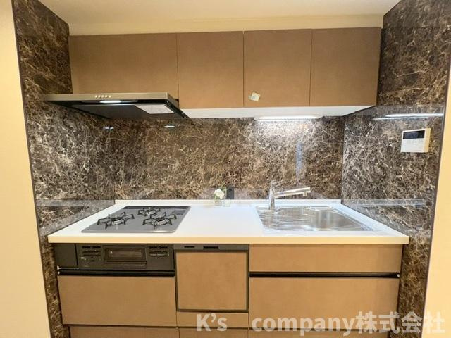 ●藤沢市辻堂太平台2丁目　藤沢太平台ハイツ2号棟のキッチン|吊戸棚収納が充実していて、普段使いの少ない調理家電や調理器具の保管に役立ちます◇
