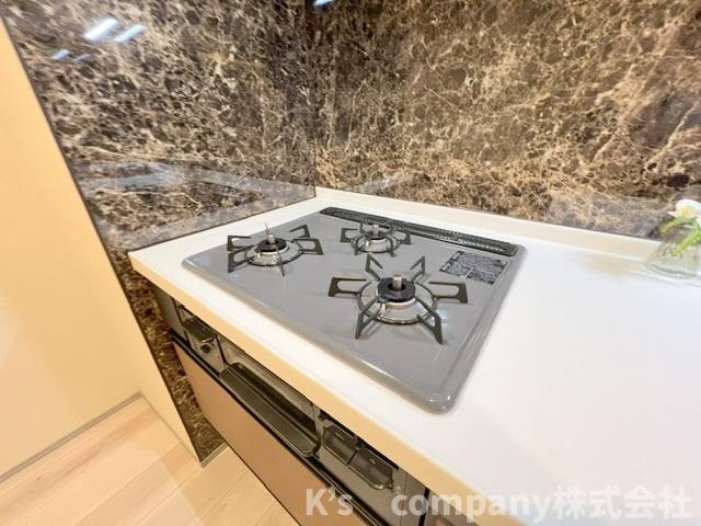●藤沢市辻堂太平台2丁目　藤沢太平台ハイツ2号棟のキッチン|三口ガスコンロでお料理の幅が広がります◇