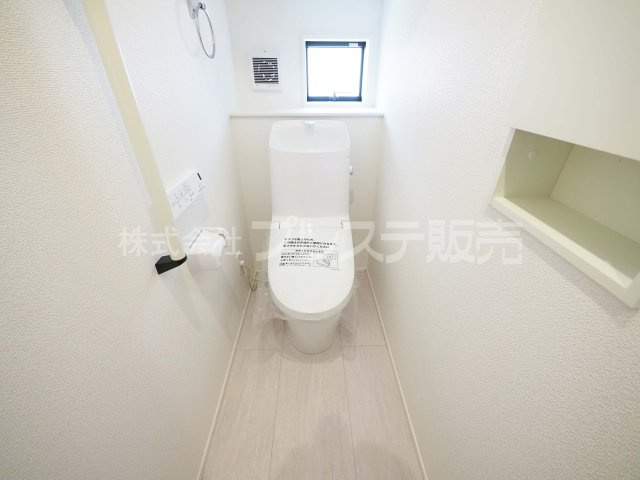 奈良市東登美ヶ丘２丁目の新築一戸建のトイレ|現地写真（１号地１階トイレ）温水洗浄便座を標準装備！