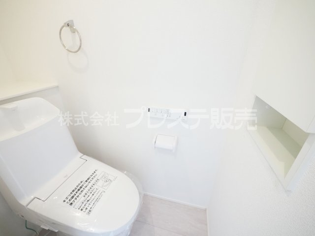 奈良市東登美ヶ丘２丁目の新築一戸建のトイレ|現地写真（１号地２階トイレ）温水洗浄便座を標準装備！