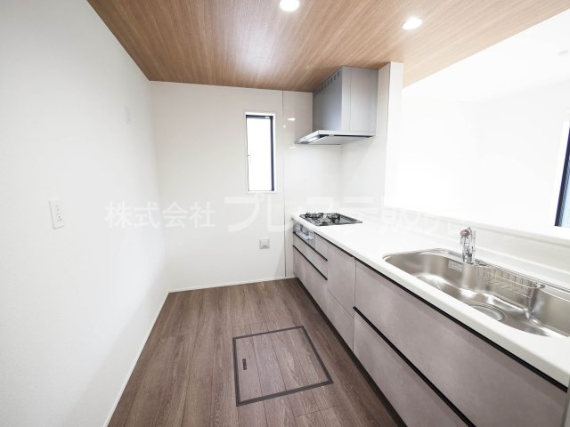 奈良市東登美ヶ丘２丁目の新築一戸建のキッチン|現地写真（１号地キッチン）人気の対面キッチン♪