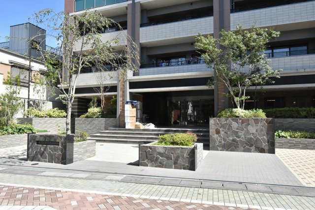鴻巣市本町５丁目「グランセンチュリー鴻巣」の外観|「ひなの里通り」からの出入口です。駅に行くにはこちら側が便利♪