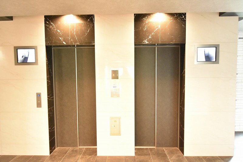 鴻巣市本町５丁目「グランセンチュリー鴻巣」のその他共用部分|エレベーターは全部で5基。カゴ内のモニターも付いています。