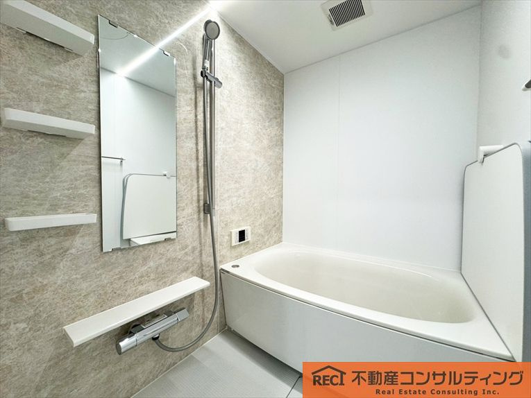 メゾン本山中町の浴室|全居室LED照明器具付き！南向き陽当たり・通風良好！