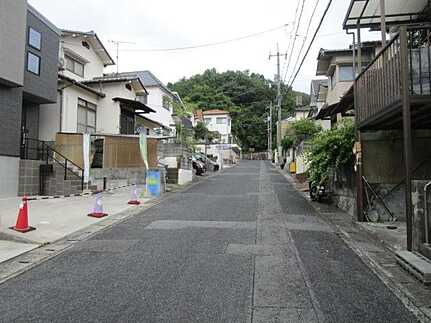 安佐南区伴東1丁目　の前面道路含む現地写真